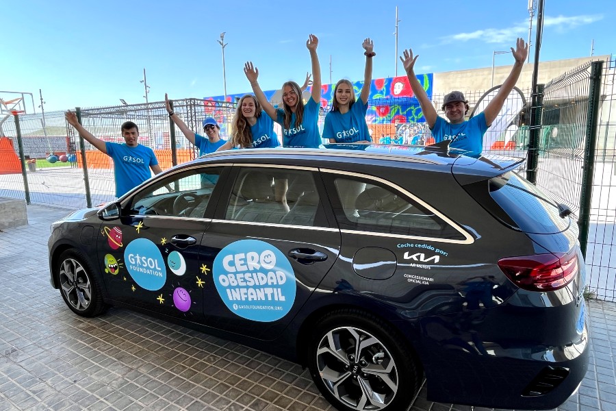 Dos “naves galácticas” Kia Ceed Tourer PHEV celebran el Día Mundial de las Familias con la Gasol Foundation