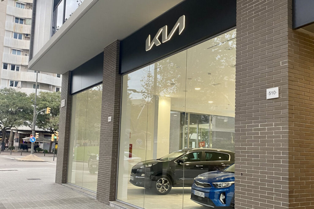 AR Motors inicia el proceso de actualización de la imagen corporativa de Kia en sus instalaciones
