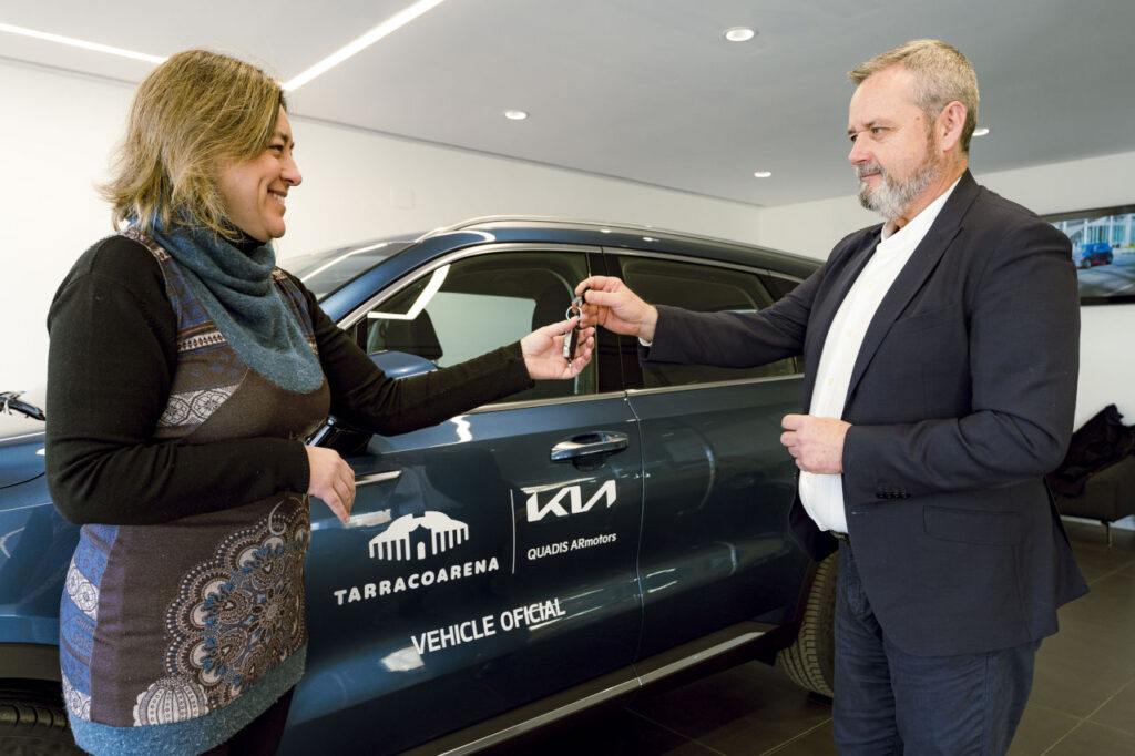 QUADIS ARmotors entrega a Tarraco Arena su nuevo vehículo oficial: el Kia Sorento PHEV
